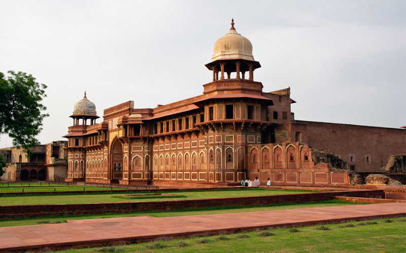 Important attractions of Agra